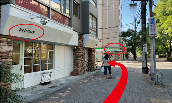 左手に美容室「リジェール金山店」があり、その先に「ファミリーマート」がある角を左に曲がります