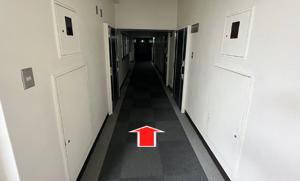 廊下はかなり暗いですが、208号室を目指して真っすぐ進んで下さい。