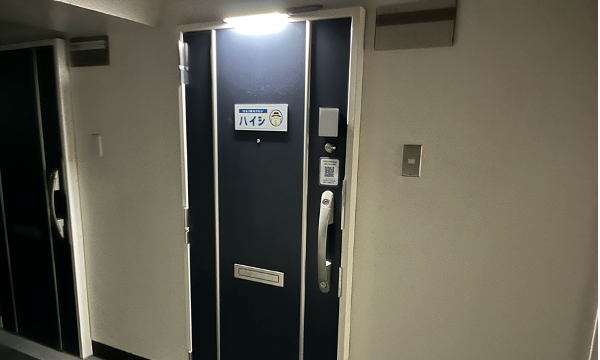 ハイジ名古屋金山店は208号室です。ドアの目の前だけ簡易照明で照らしてあります。ロック解除コードを入力して入室します。