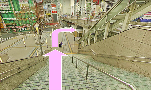 JR各線新宿駅東南口から出て階段をおります