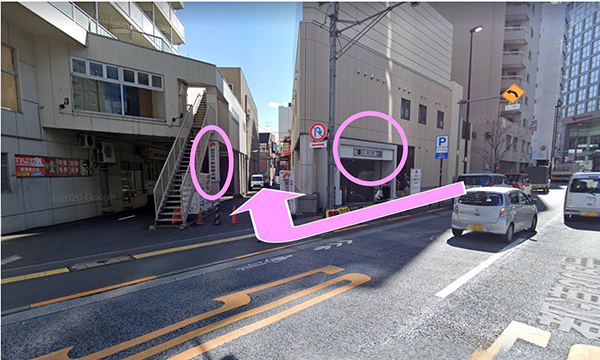 新宿三丁目駅の入り口を過ぎたらすぐの通路を右に入ります