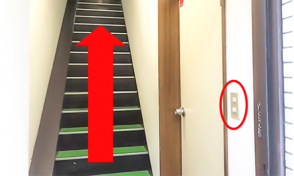 ビルの玄関扉を開けると右側に電気のスイッチがありますので、上のボタンを押すと２階部分の電気が点灯します