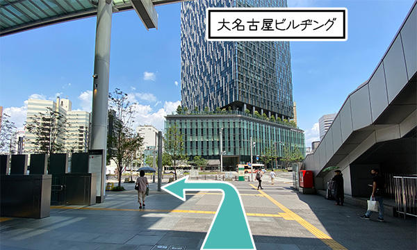 大名古屋ビルヂング方面に歩き、信号を渡らずに左に曲がります