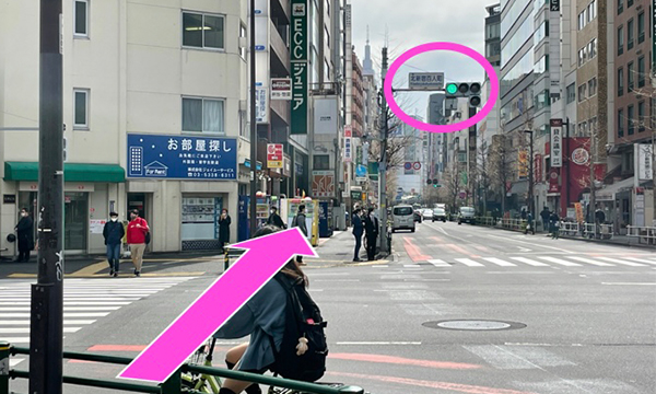 「北新宿百人町」の交差点を渡り新宿駅方面へ直進します