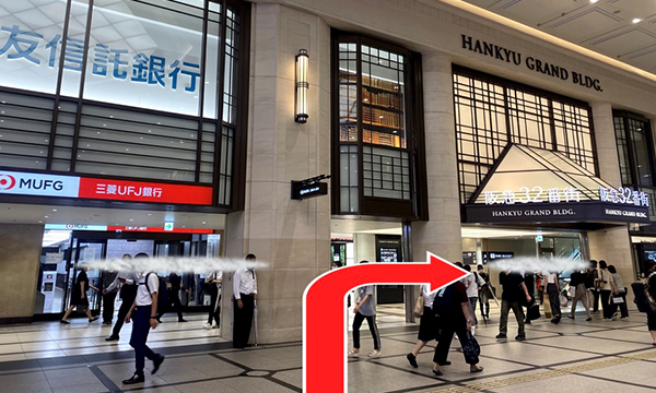 銀行の並びを右折して阪急百貨店とグランドビルの間を直進