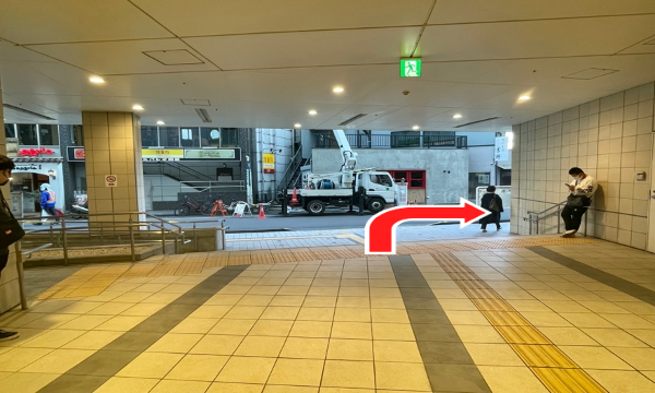 新静岡駅を背にして右側の道路を進みます