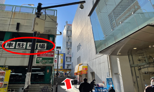 広場を抜け、京阪モール入り口の手前を左側へ。駐輪場横の道を進みます。