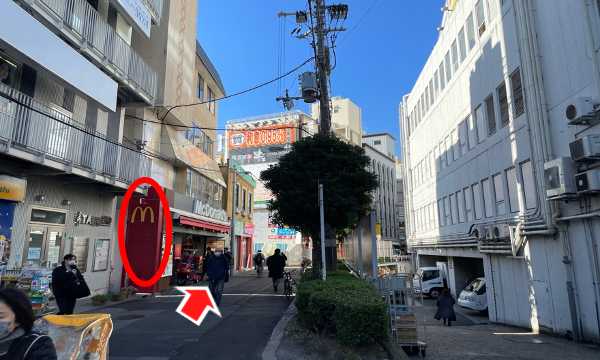 通りに出ましたら右折しまして、マクドナルド京橋店の方向へ進んでいきます。