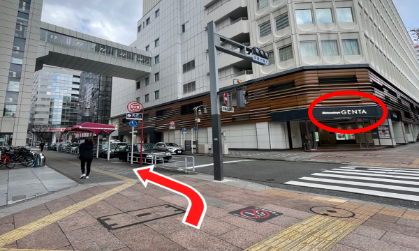 松坂屋本館と松坂屋北館（GENDA）の間を左に曲がります。