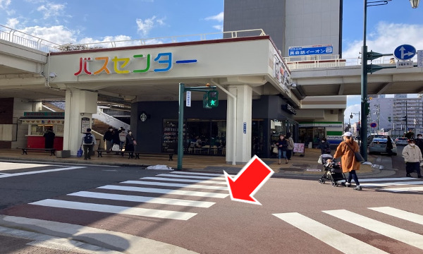 万代バスセンターのスターバックスコーヒー様横を通り、スクランブル交差点を渡り新潟駅方面に直進します
