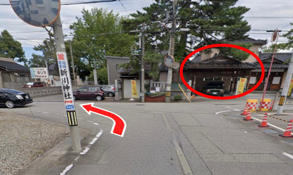 新川神社が見えてくるとその道を左折します