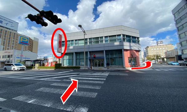 合銀松江駅前支店の横断歩道を渡り右手の道に進みます