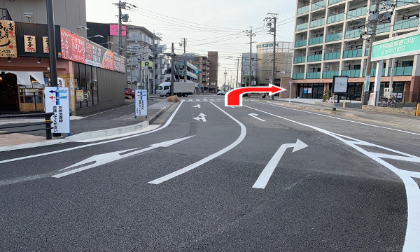 岡崎駅西口の交差点を右折します。
