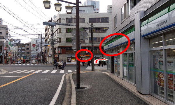 右にファミリーマート、正面に吉野家がある交差点の横断歩道を渡り右へ向かいます