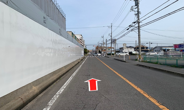 交差点奥・左手に上和田団地が見えてきますが、さらに直進します。