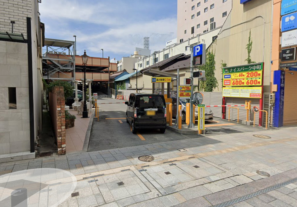 車でお越しの方は近隣のコインパーキングをご利用ください。（ナイスパーク中町等）