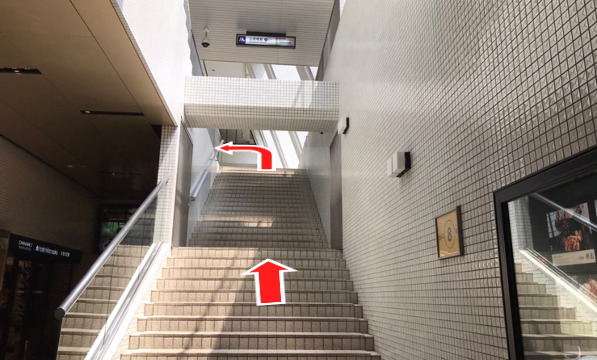 8番出口を出て階段を上がり、左に曲がる