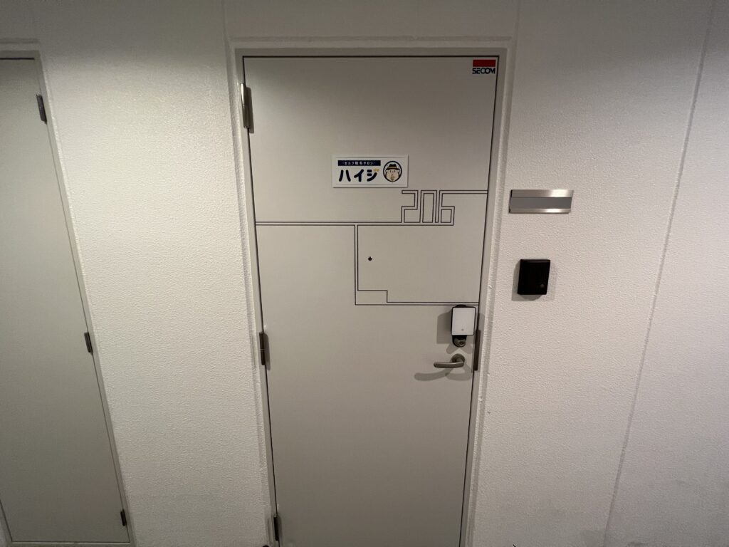 2階206号室の入り口です。リモートロックのワンタイムパスワードを入力して✓を押してください。