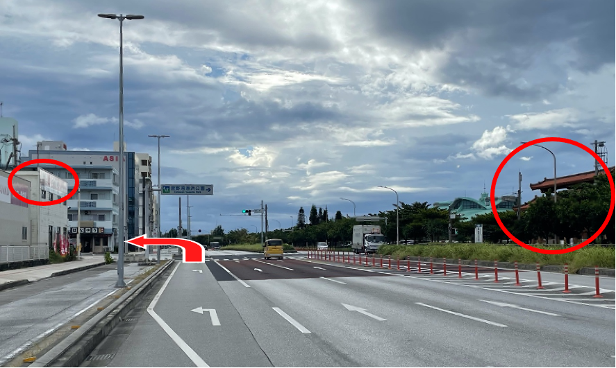 海浜公園入口交差点（右に【歓海門】左に【ASIA】【タイヤセブン】の看板が目印）を左折。