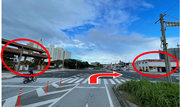 左に【歓海門】右に【タイヤセブン」が見える交差点です。