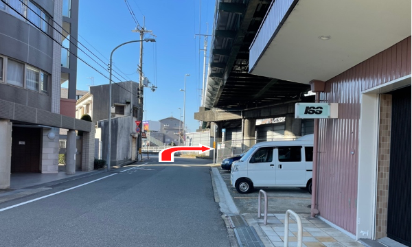 阪急電車の高架下を進み171号線を右に曲がります。