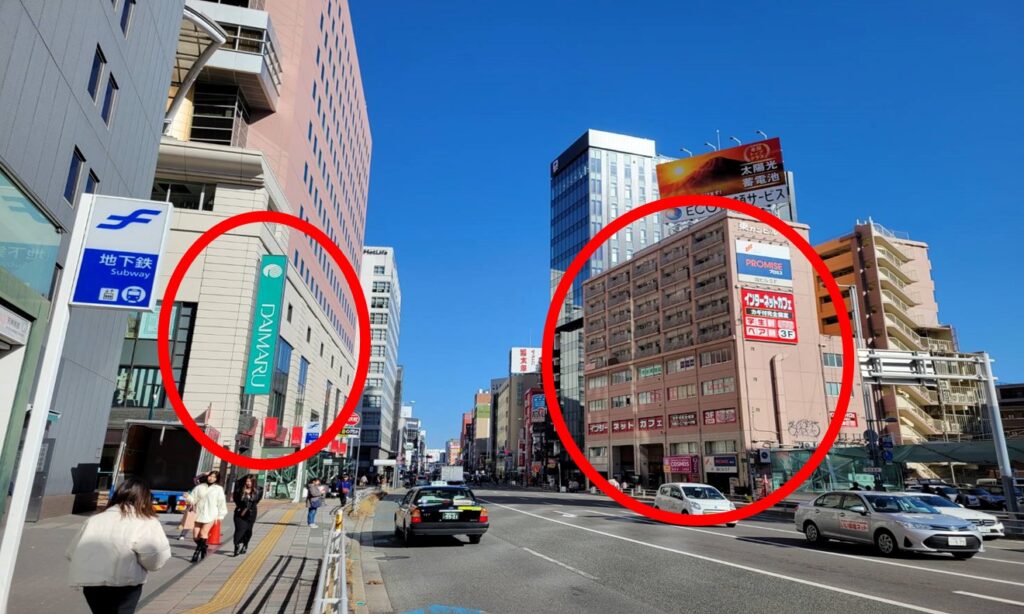 大丸福岡天神店の道路を挟んで向かい側のビルになります。