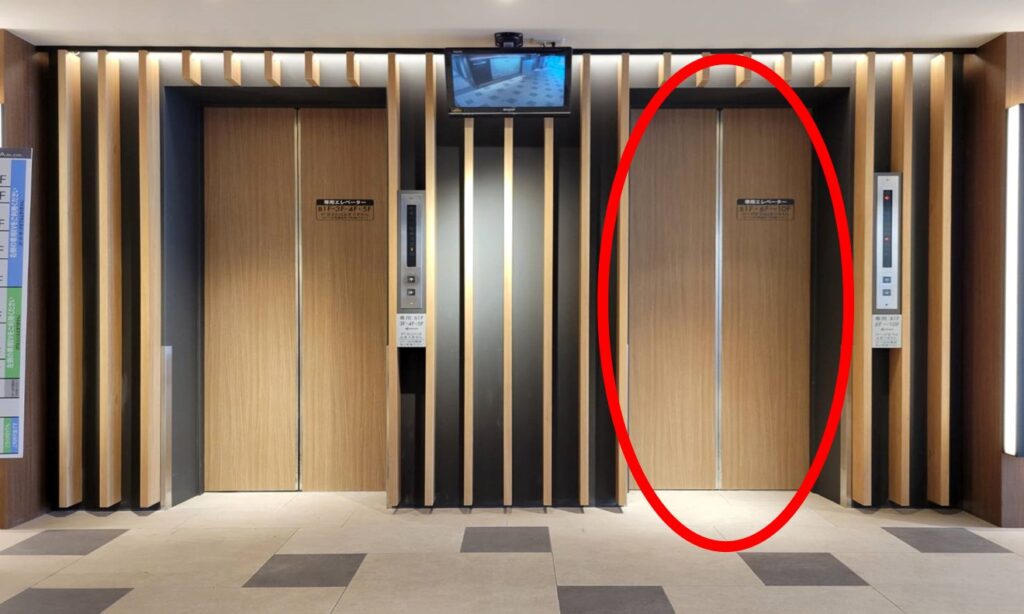 エレベーターが2基ございますが、【左：低層階用】と【右：高層階用】とに分かれております。 　 右の高層階用のエレベーターで8階までお上がりください。