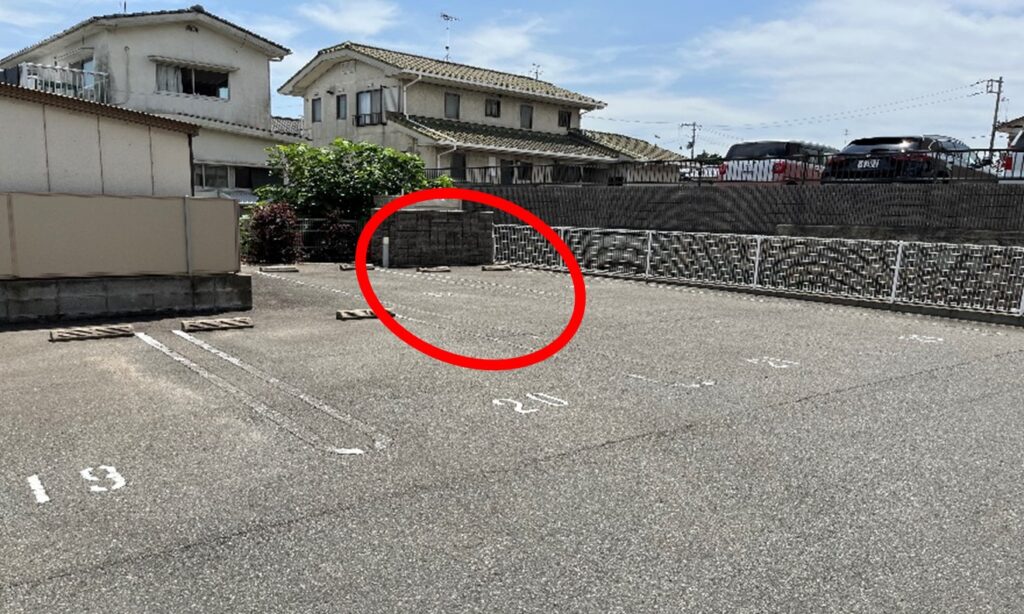 駐車スペース（入って左側奥から２列目）