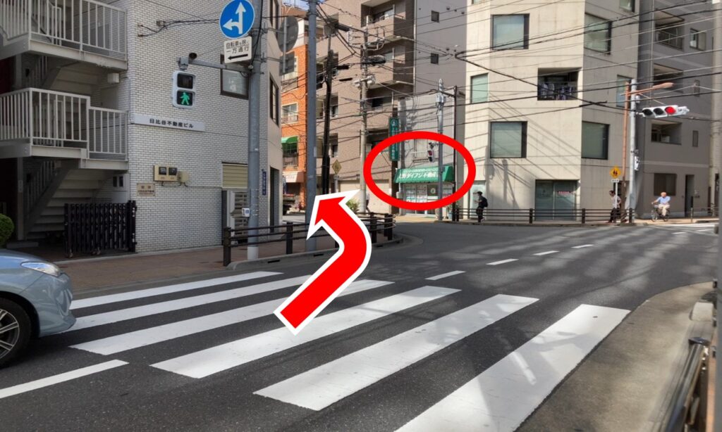 直進後、２つ目信号を渡り「上野ダイフジ不動産」を正面に左に曲がります。