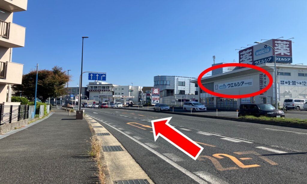 24号線を京都方面に向かう。右手にウェルシアの大きな看板が目印。