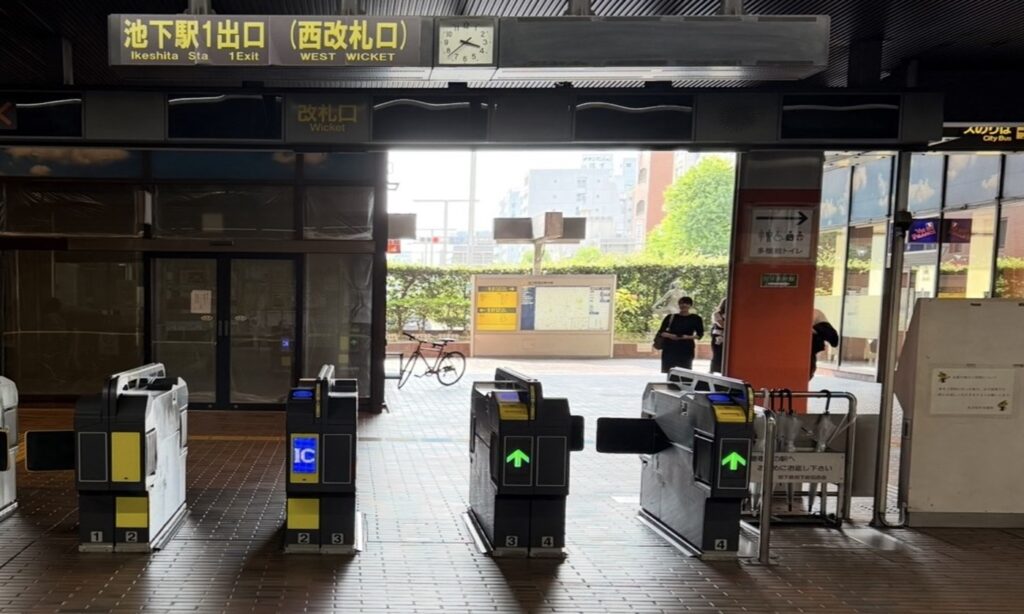 地下鉄池下駅西改札口を出て真っすぐ進みます。