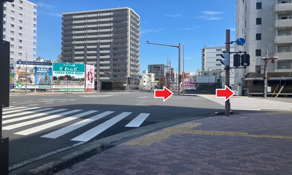 南大通り4丁目交差点を右折し、東方向へ進みます。