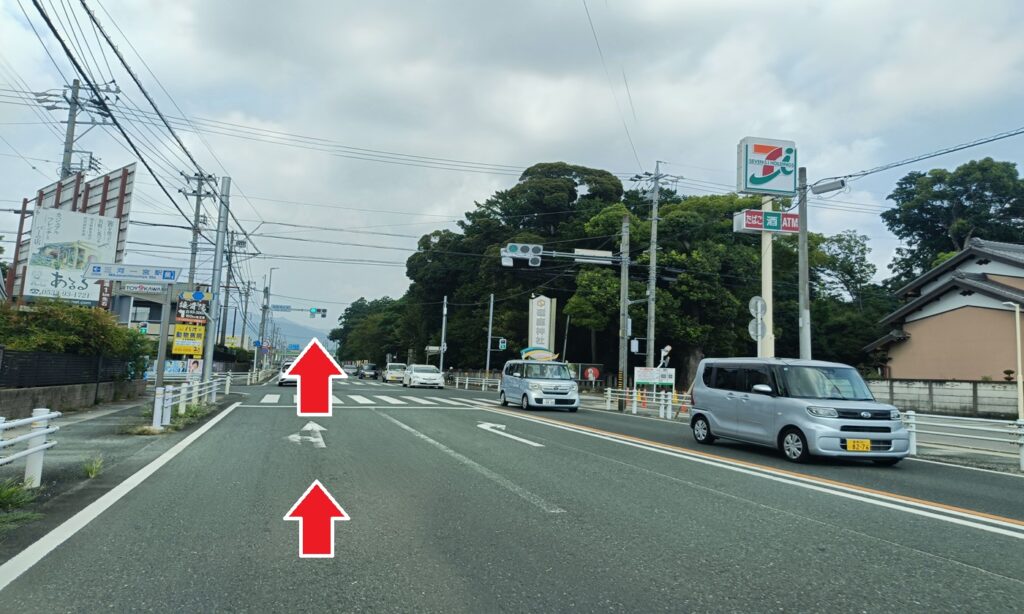 セブンイレブン、砥鹿神社の看板を越えます。