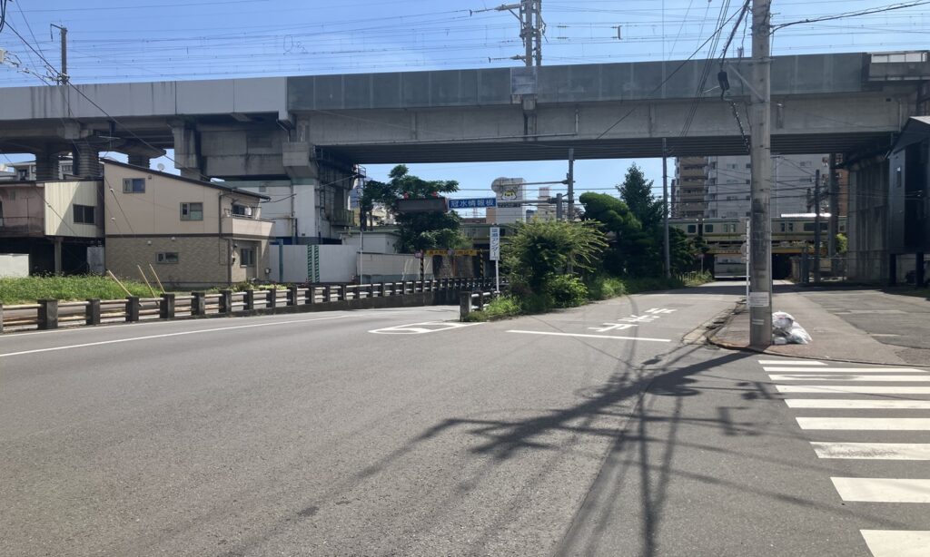 「簗瀬アンダー」をくぐります。