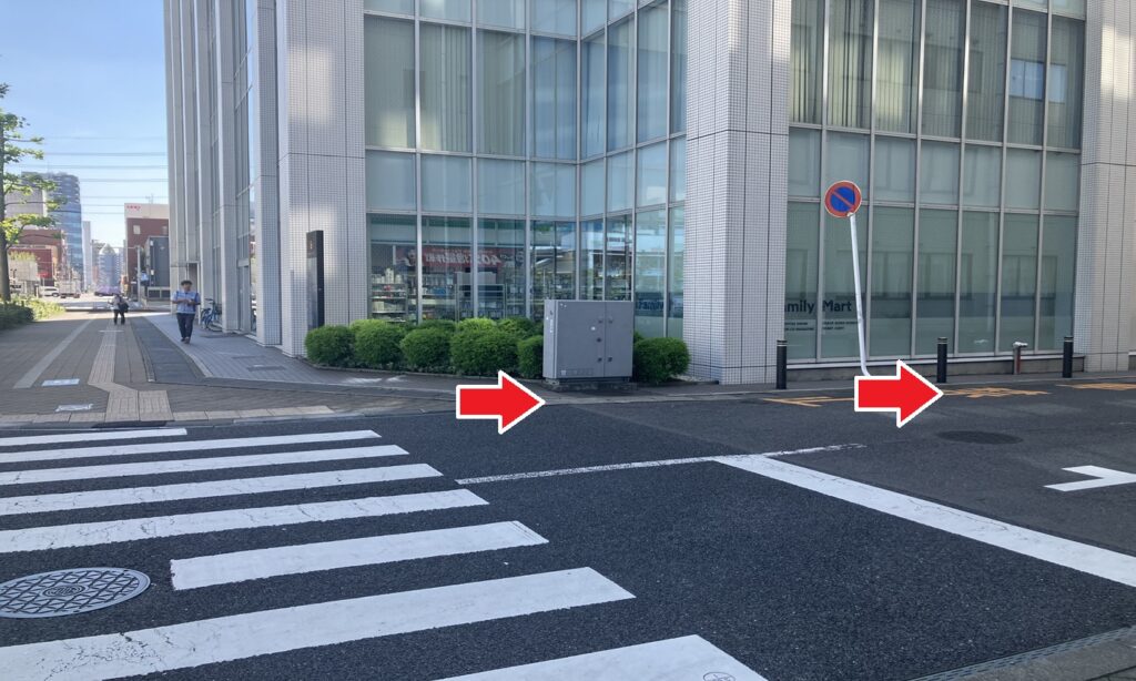 ファミリーマートが入っているビルの角を右折し、約4分ほど直進します。