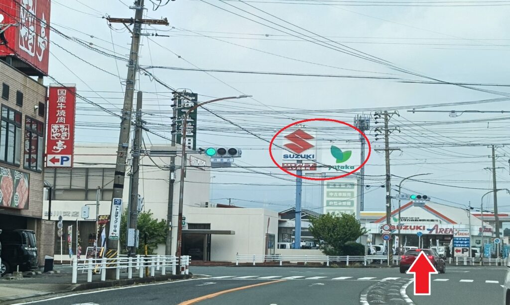 ユタカ自動車学校、スズキアリーナ前の信号も新城方面に直進します。