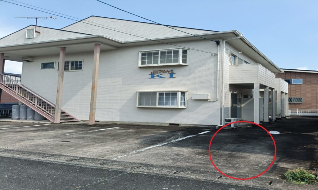 次を左折し一番右側が駐車場。店舗は2階の201号室です。