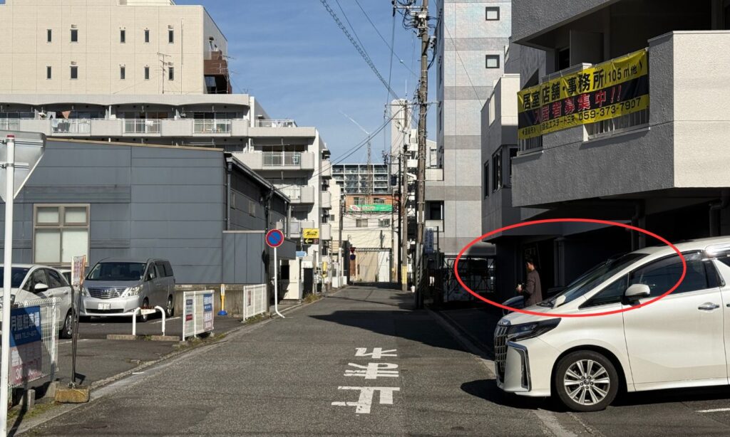 少し進むと右側に建物の入り口があります