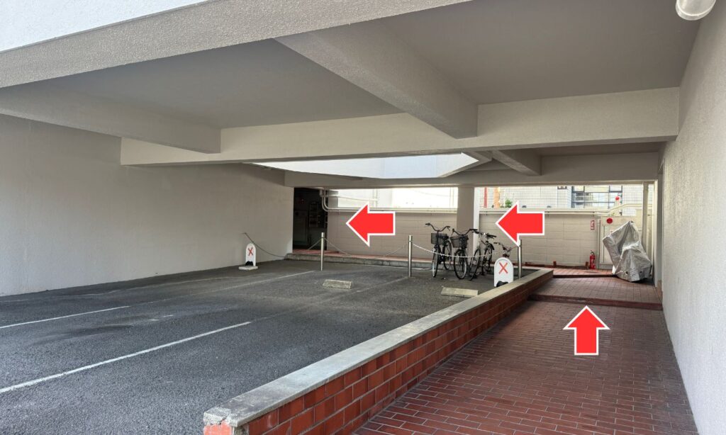 赤いタイルの歩道を奥へ進み、道なりに左へ向かいます