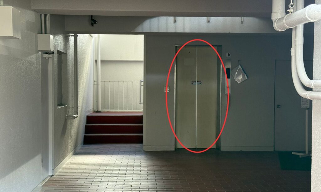 このエレベーターで７階サロンまでお上がりください。エレベーター降りて目の前がサロンとなります