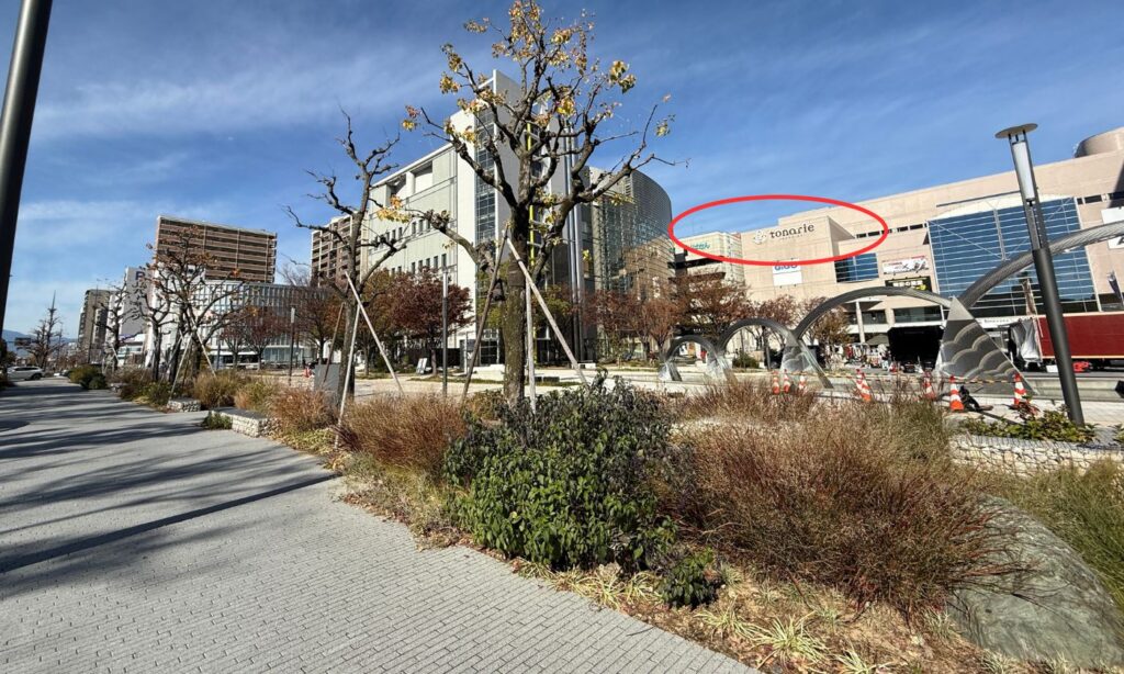 トナリエ前の遊歩道をまっすぐ進みます。