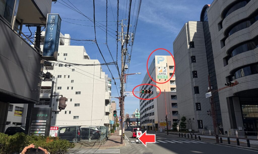 じはさん・アピタ（立体駐車場）の看板が見えます  この信号を左に曲がります。