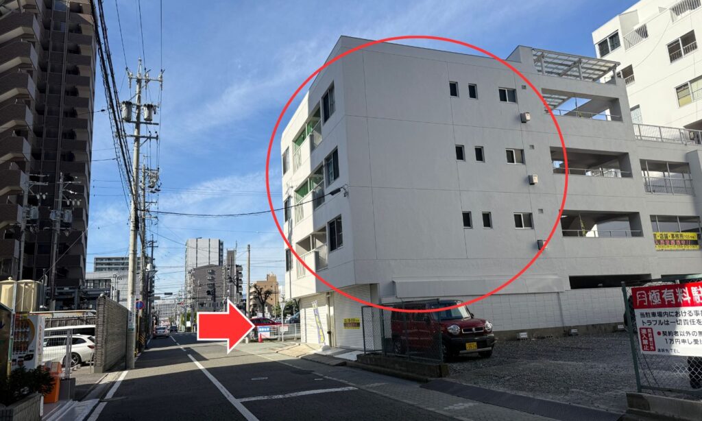 右側のマンションがサロンとなります。次の曲がり角を右折します