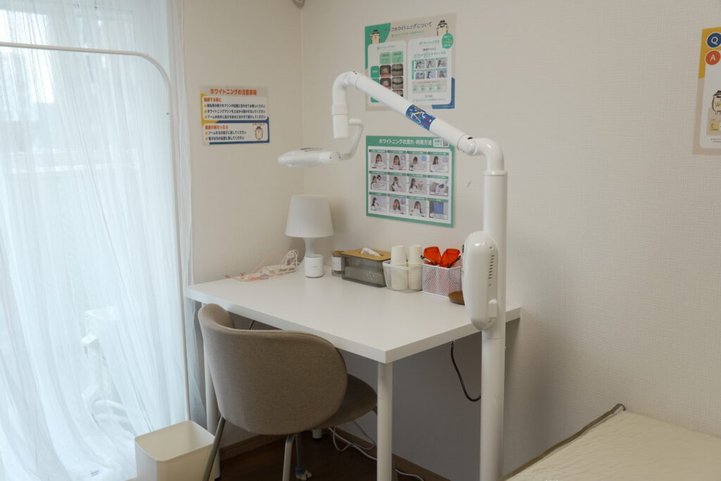自然光が入る明るい空間で、落ち着いてセルフホワイトニングができます。