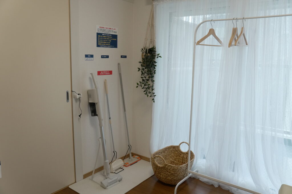 更衣用ハンガーやバスケットを完備。準備しやすい快適なスペースです。