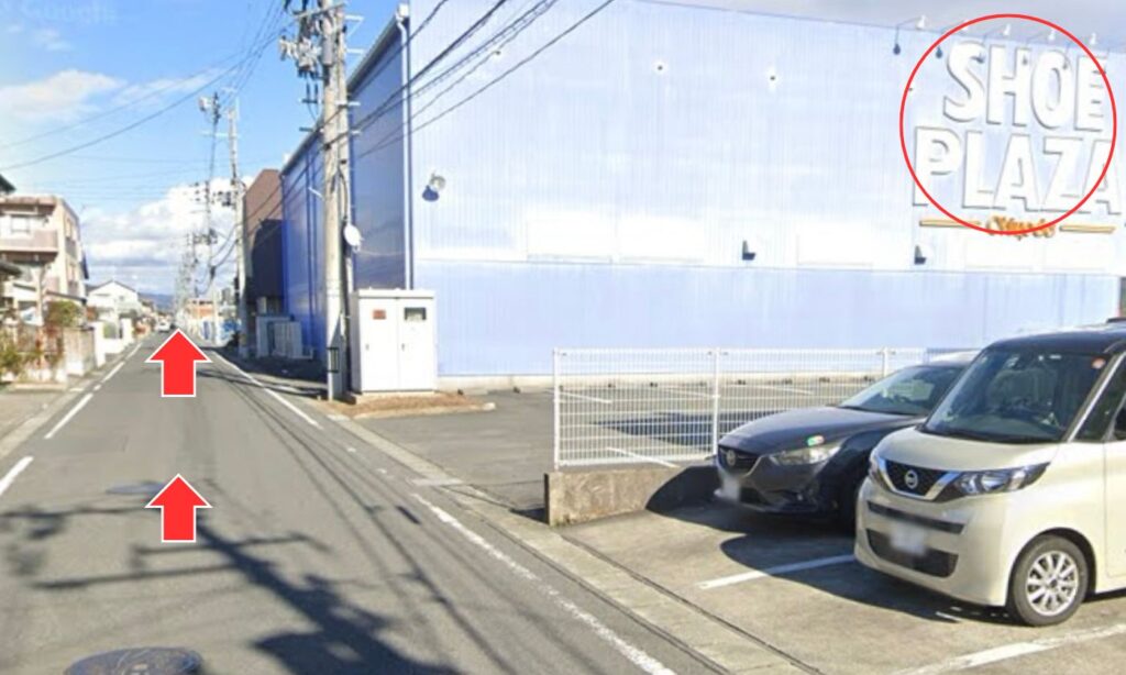 道なりに進むと、右手に シュープラザ 石巻あけぼの店が見えてきます。 そのまま直進してください。