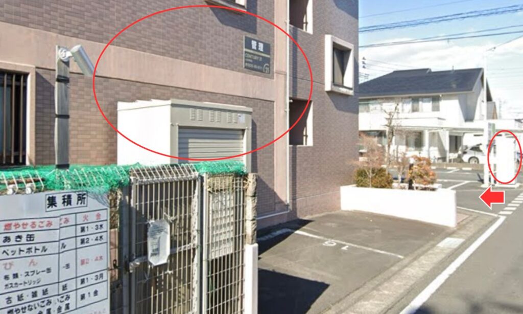 シュープラザを過ぎて 約35m先、 左手に ゴミ収集場所があるアパートがあります。  そのアパートが目的地です。  奥にある 白い自動販売機を目印に左折してください。