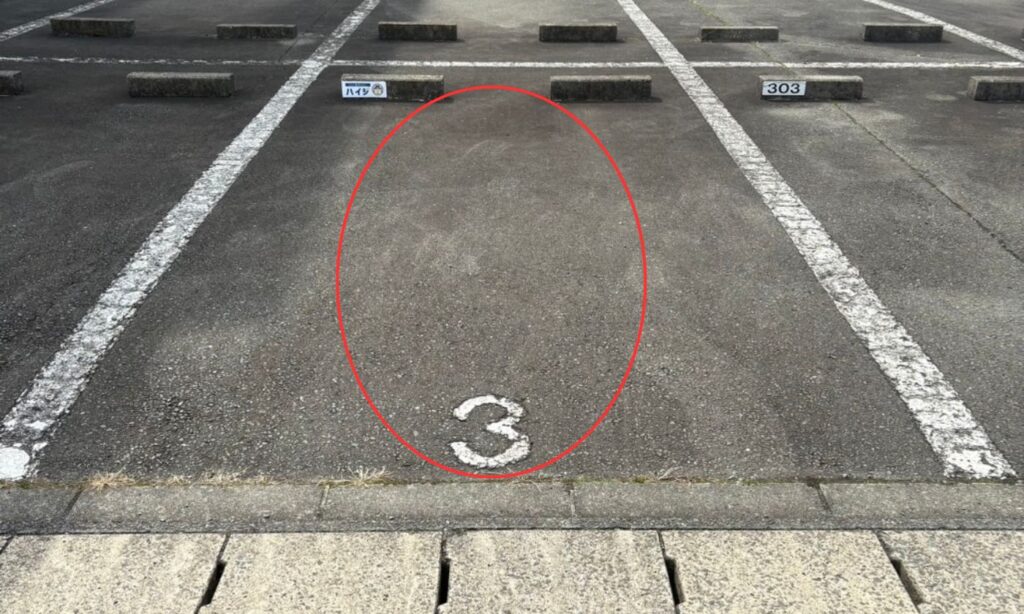 駐車スペースは 「3番」です。 （パーキングブロックに店舗名の表示があります）