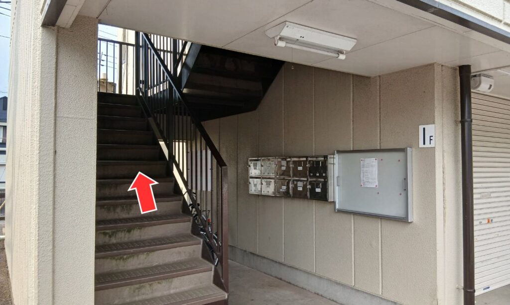 すぐ左手にある階段を上ります。
