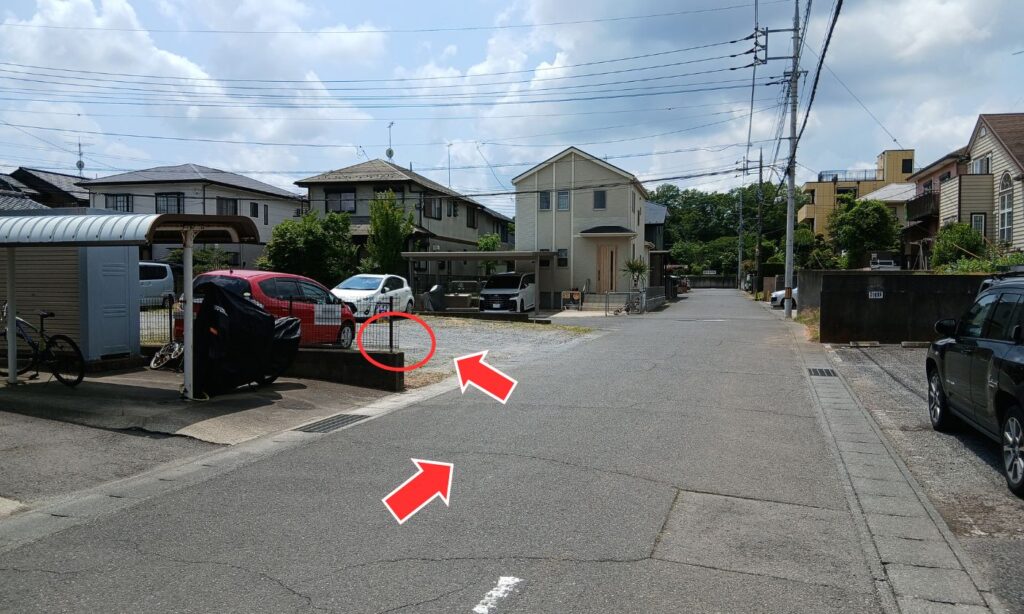 建物の向かい側の駐車場の一番手前。